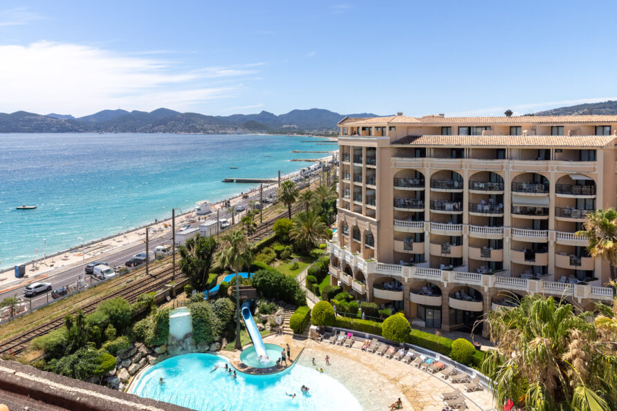 samt udsigt over det turkisblå hav