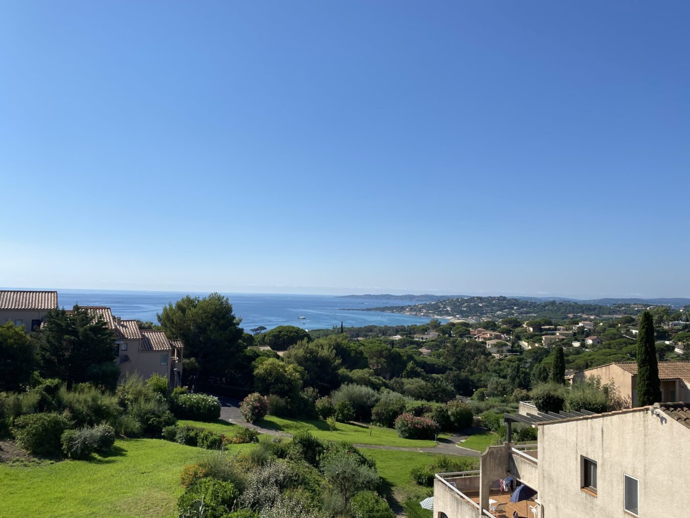 bakker og villaer.|Sydfransk kystvej i Sainte-Maxime omgivet af strand