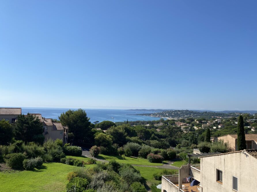 bakker og villaer.|Sydfransk kystvej i Sainte-Maxime omgivet af strand