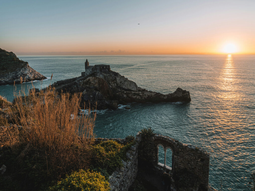 Udsigt over havet med klipper ved kysten i Seborga, Italien, ved solnedgang