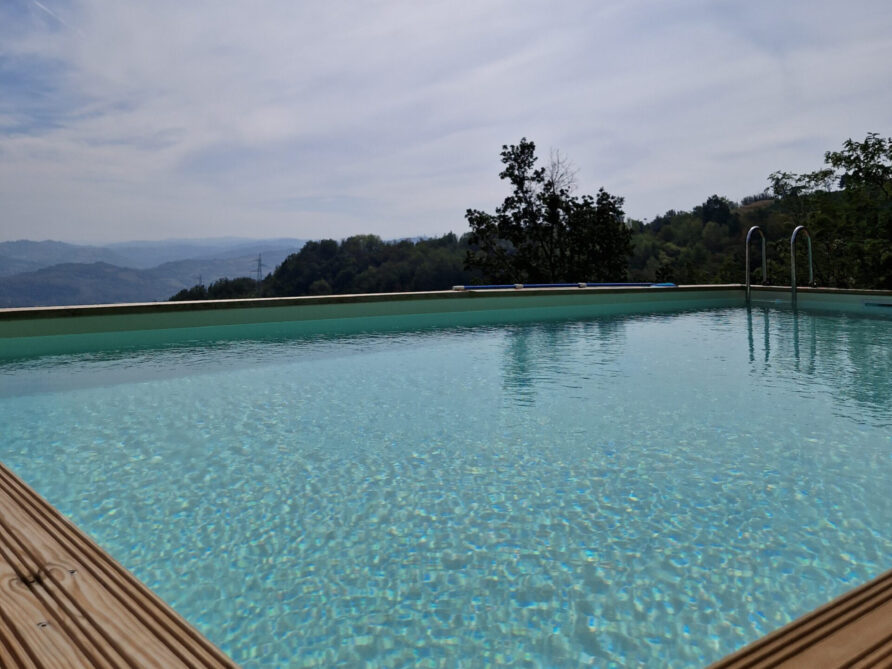 Italien|Udsigt over landskabet med grønnemarker og huse i Sessame Italien|Udsigt over grønt bjerglandskab med træer