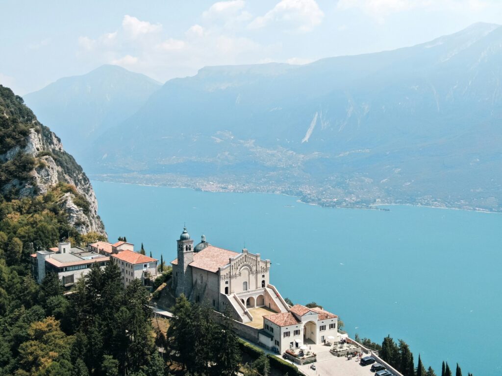 Kloster i Soiano del Lago ved Gardasøen i Italien med udsigt over søen og de omkringliggende bjerge.
