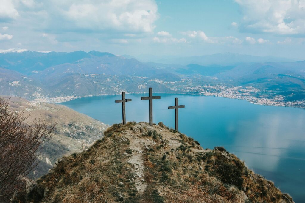 Trekors på bjergtoppen Monte Carza med udsigt over Lago Maggiore i Italien og de omkringliggende bjerge.