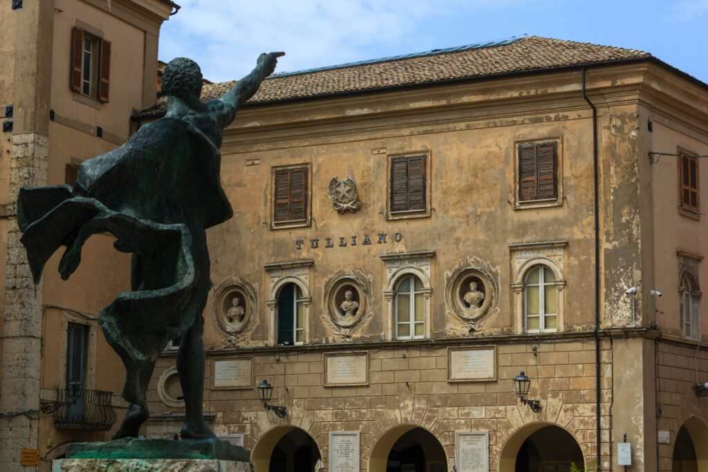 Billede af statue og skolen "Tulliano" i Arpino.